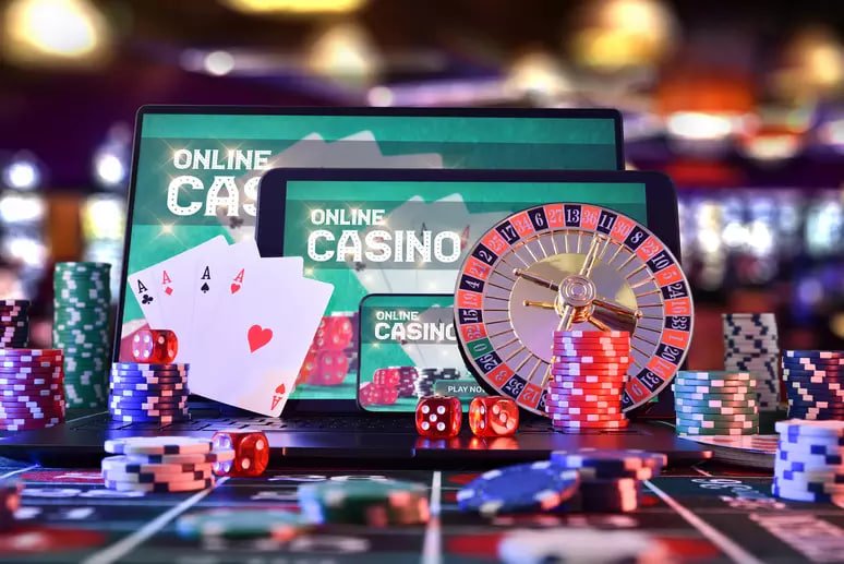 Penggemar sepak bola menonton pertandingan secara online di ponsel